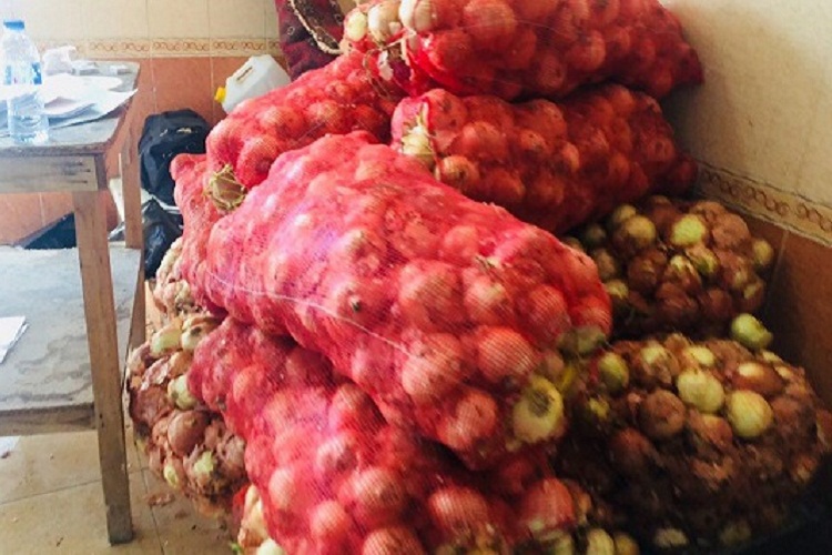 تصاویری از اهدای نذورات مردمی جهت اطعام زائرین اربعین حسینی در زاهدان