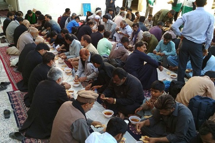 تصاویری از اطعام زائران پاکستانی در زائرسرای امام رضا(ع) زاهدان تصاویری از اطعام زائران پاکستانی در زائرسرای امام رضا(ع) زاهدان
