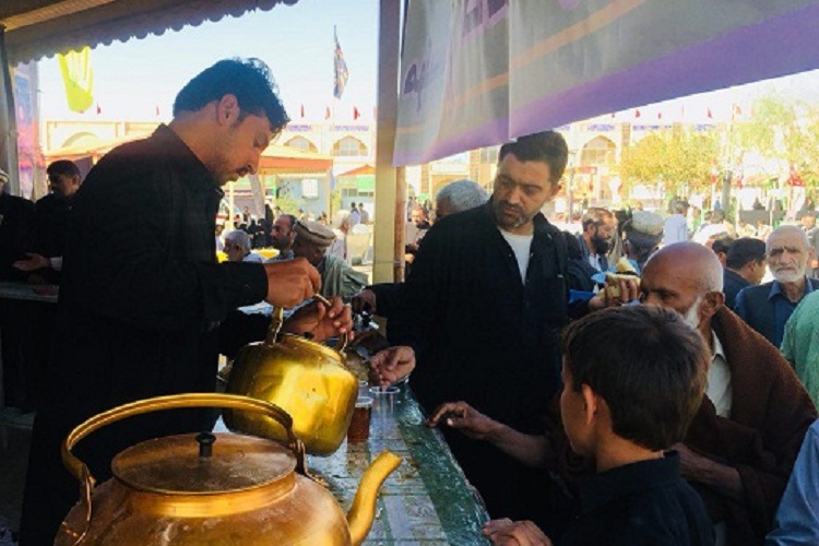 تصاویری از همکاری زوار پاکستانی اربعین با خادمین در زاهدان