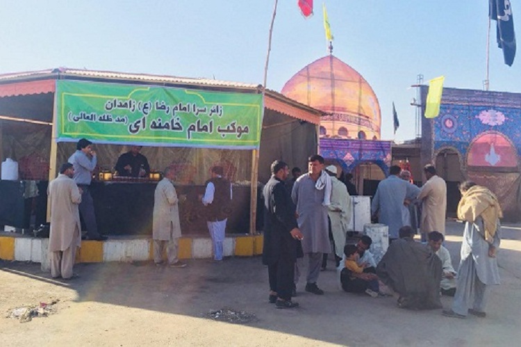 تصاویری از همکاری زوار پاکستانی اربعین با خادمین در زاهدان