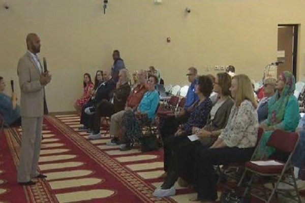 انگلیسی/ مسجد سن دیه‌گو میزبان پیروان ادیان شد
