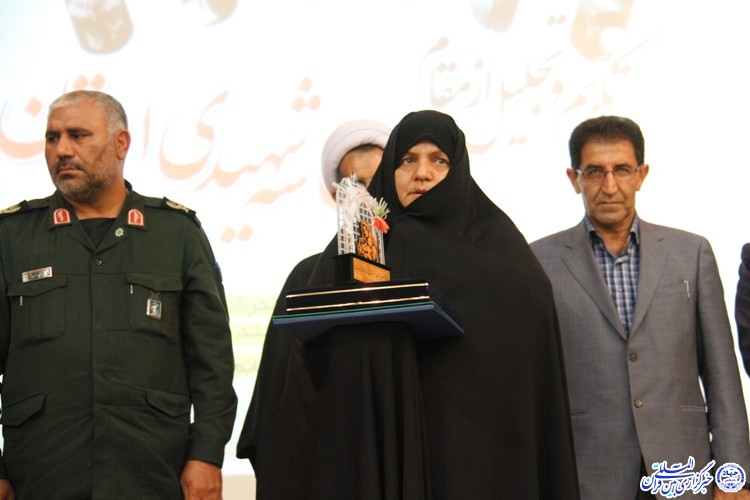 آيين تجليل از مادران سه شهیدی چهارمحال و بختیاری/گزارش تصويري