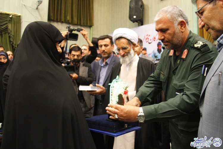 آيين تجليل از مادران سه شهیدی چهارمحال و بختیاری/گزارش تصويري