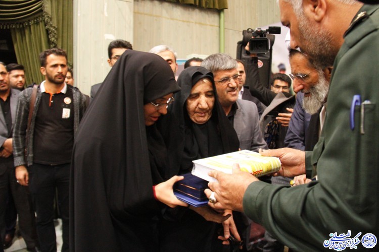 آيين تجليل از مادران سه شهیدی چهارمحال و بختیاری/گزارش تصويري