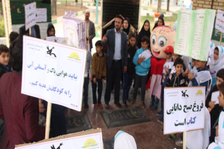 خرید کتاب توسط امام جمعه کوهدشت جهت کمک به زلزله‌زدگان کرمانشاه