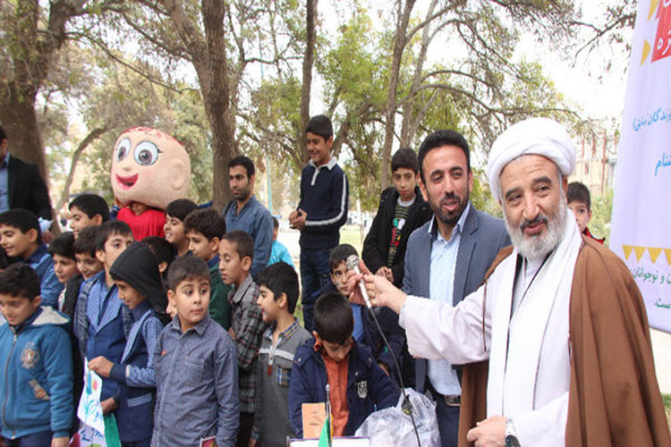 خرید کتاب توسط امام جمعه کوهدشت جهت کمک به زلزله‌زدگان کرمانشاه