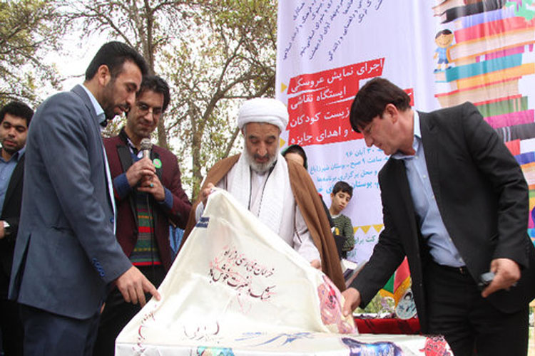 خرید کتاب توسط امام جمعه کوهدشت جهت کمک به زلزله‌زدگان کرمانشاه