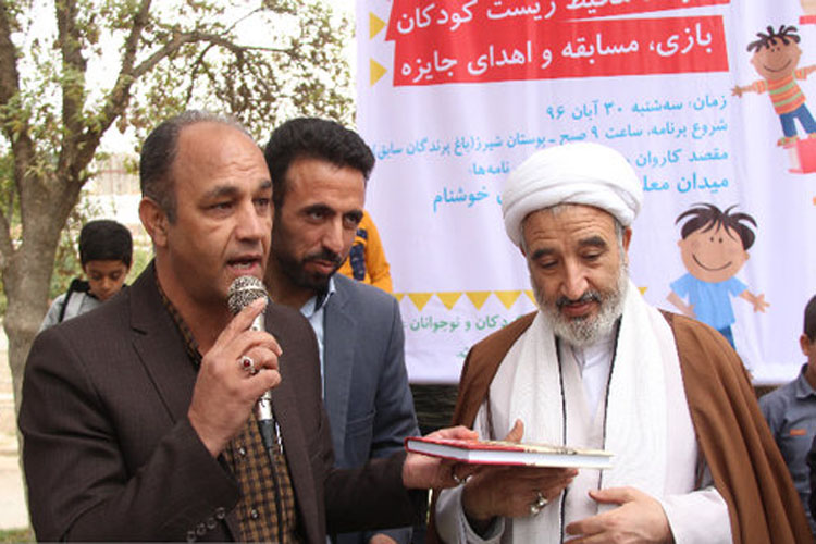 خرید کتاب توسط امام جمعه کوهدشت جهت کمک به زلزله‌زدگان کرمانشاه