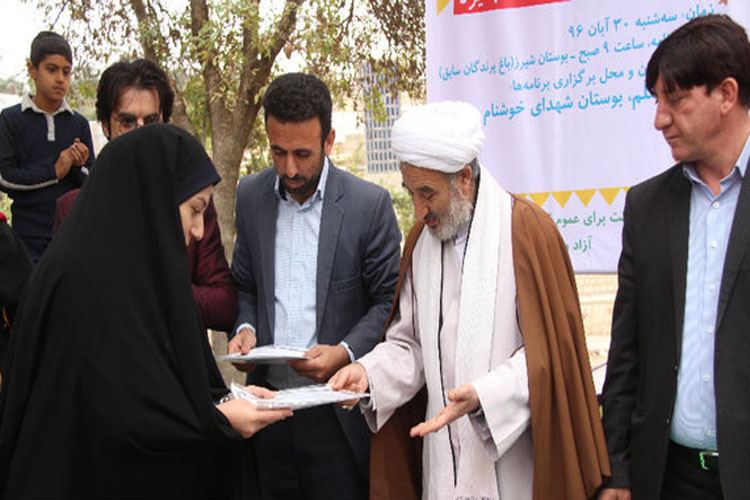 خرید کتاب توسط امام جمعه کوهدشت جهت کمک به زلزله‌زدگان کرمانشاه