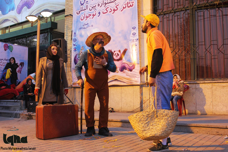 گزارش تصویری از یک تئاتر که به روابط اجتماعی کودکان می‌پردازد