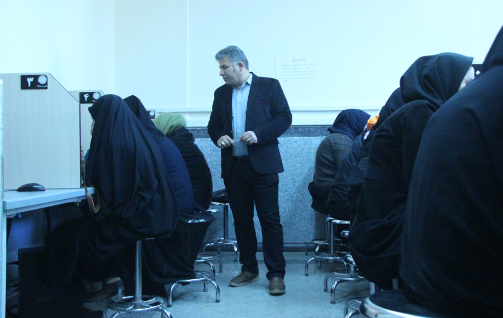 برگزاری آزمون الکترونیکی سوادآموزی کوهدشت + عکس