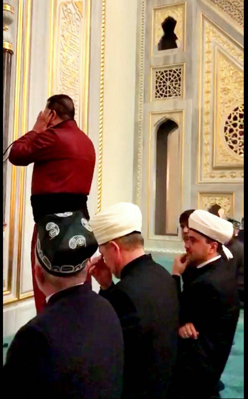 آماده//طنین اذان «پیام عزیزی» در نماز جمعه مسکو+ فیلم