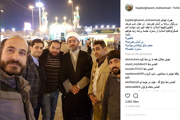 محمد حاج ابوالقاسم، حافظ و قاری بین المللی به همراه عوامل برنامه بر آستان خورشيد، در جوار حرم شريف كاظمين(ع)