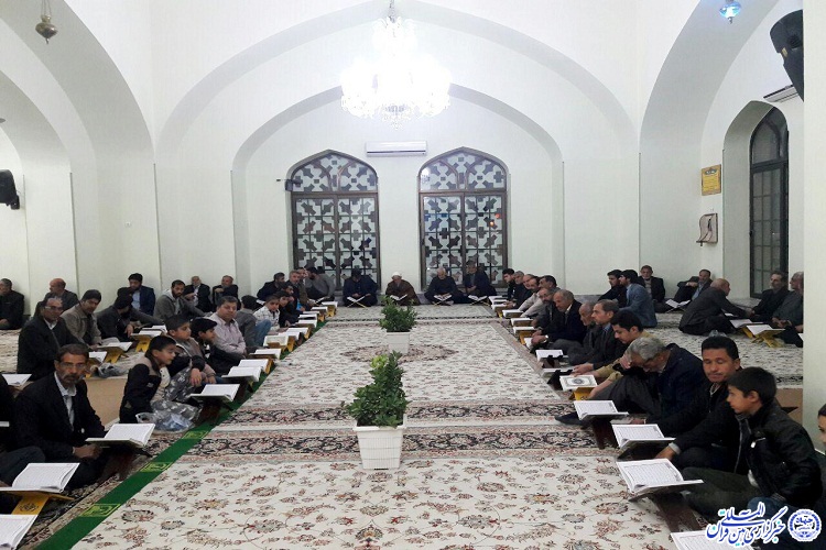 پوششی// محفل انس با قرآن در زیارتگاه «آقای شهید» برگزار شد