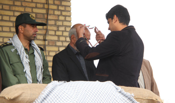 اهدای مدال طلای محبی‌نژاد به پدر شهید مدافع حرم کوهدشت