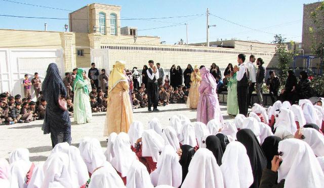 برگزاری نمایش «امید و اندیشه» در بنیاد امیرالمومنین(ع) ابرکوه