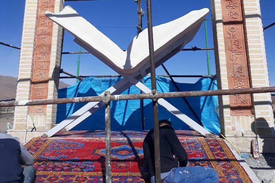 نصب سازه منسوج مادران قرآنی در ورودی &laquo;ویست&raquo;