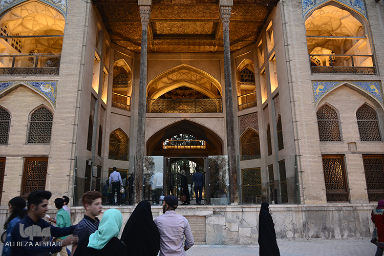 بازدید مسافران نوروزی از کاخ هشت بهشت