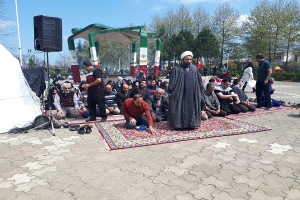 نماز جماعت اهالی املش در روز طبیعت