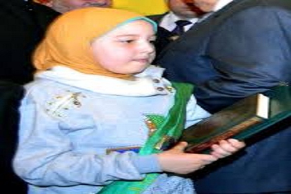 اعطای جایزه کم نظیر به دختر ده ساله حافظ قرآن اعطای جایزه کم نظیر به دختر ده ساله حافظ قرآن