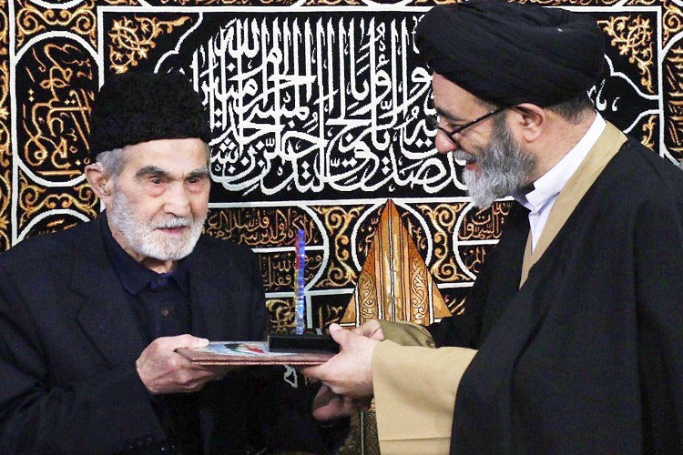 تجلیل از چهارخانواده سه شهید در نمازجمعه تبریز+تصاویر تجلیل از چهارخانواده سه شهید در نمازجمعه تبریز+تصاویر