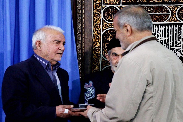 تجلیل از چهارخانواده سه شهید در نمازجمعه تبریز+تصاویر تجلیل از چهارخانواده سه شهید در نمازجمعه تبریز+تصاویر