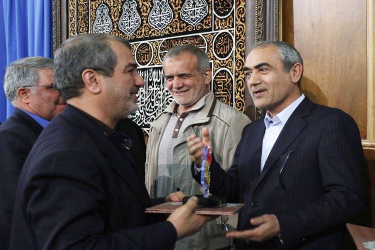 تجلیل از چهارخانواده سه شهید در نمازجمعه تبریز+تصاویر تجلیل از چهارخانواده سه شهید در نمازجمعه تبریز+تصاویر