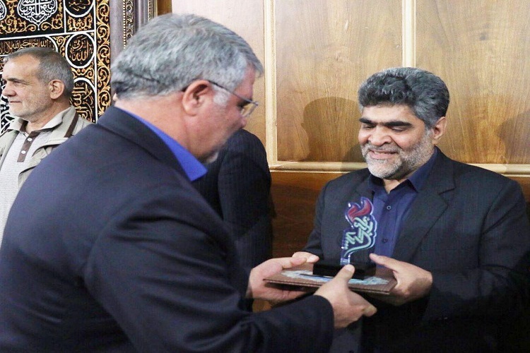 تجلیل از چهارخانواده سه شهید در نمازجمعه تبریز+تصاویر تجلیل از چهارخانواده سه شهید در نمازجمعه تبریز+تصاویر