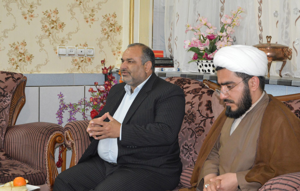 دیدار فرمانده نیروی انتظامی و مدیرکل حفظ آثار دفاع مقدس لرستان با شهید زنده لرستانی + عکس