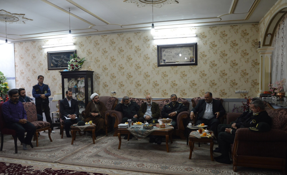دیدار فرمانده نیروی انتظامی و مدیرکل حفظ آثار دفاع مقدس لرستان با شهید زنده لرستانی + عکس