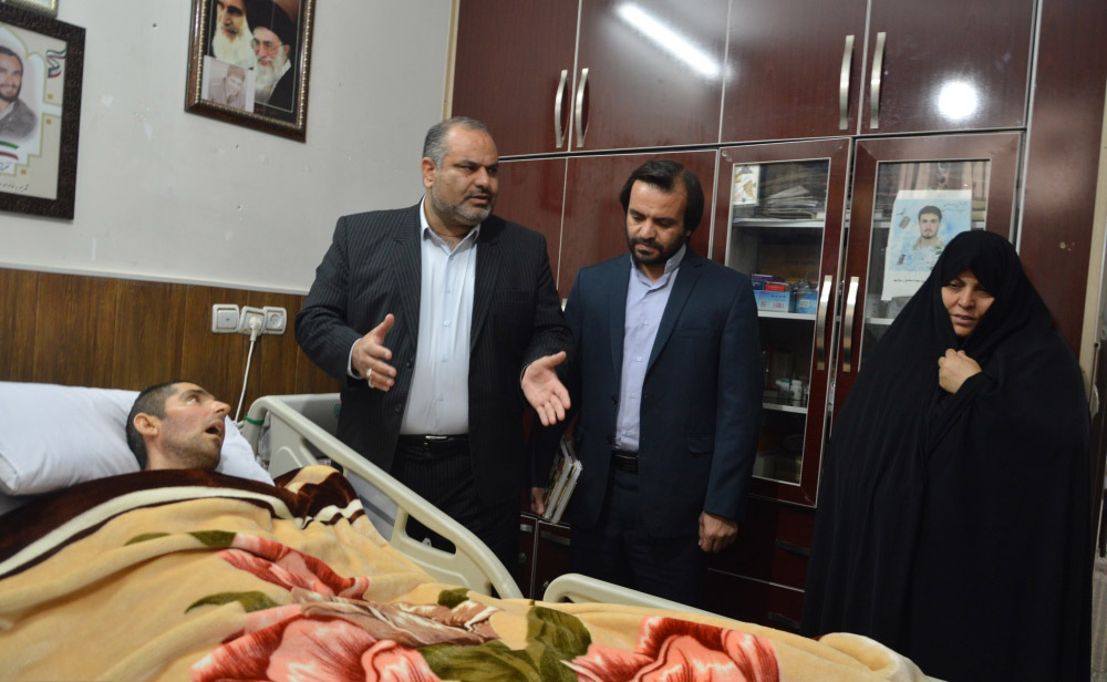 دیدار فرمانده نیروی انتظامی و مدیرکل حفظ آثار دفاع مقدس لرستان با شهید زنده لرستانی + عکس