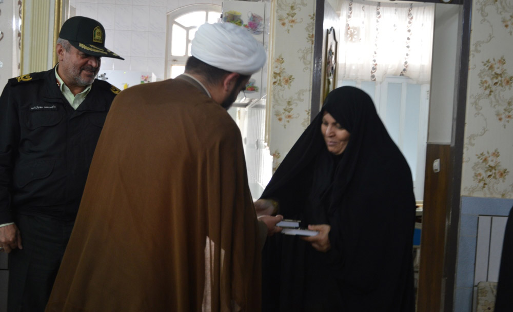 دیدار فرمانده نیروی انتظامی و مدیرکل حفظ آثار دفاع مقدس لرستان با شهید زنده لرستانی + عکس