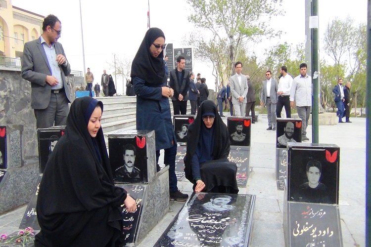 تجدید میثاق رئیس و اعضای شورای شهر همدان با شهداء در سال جدید