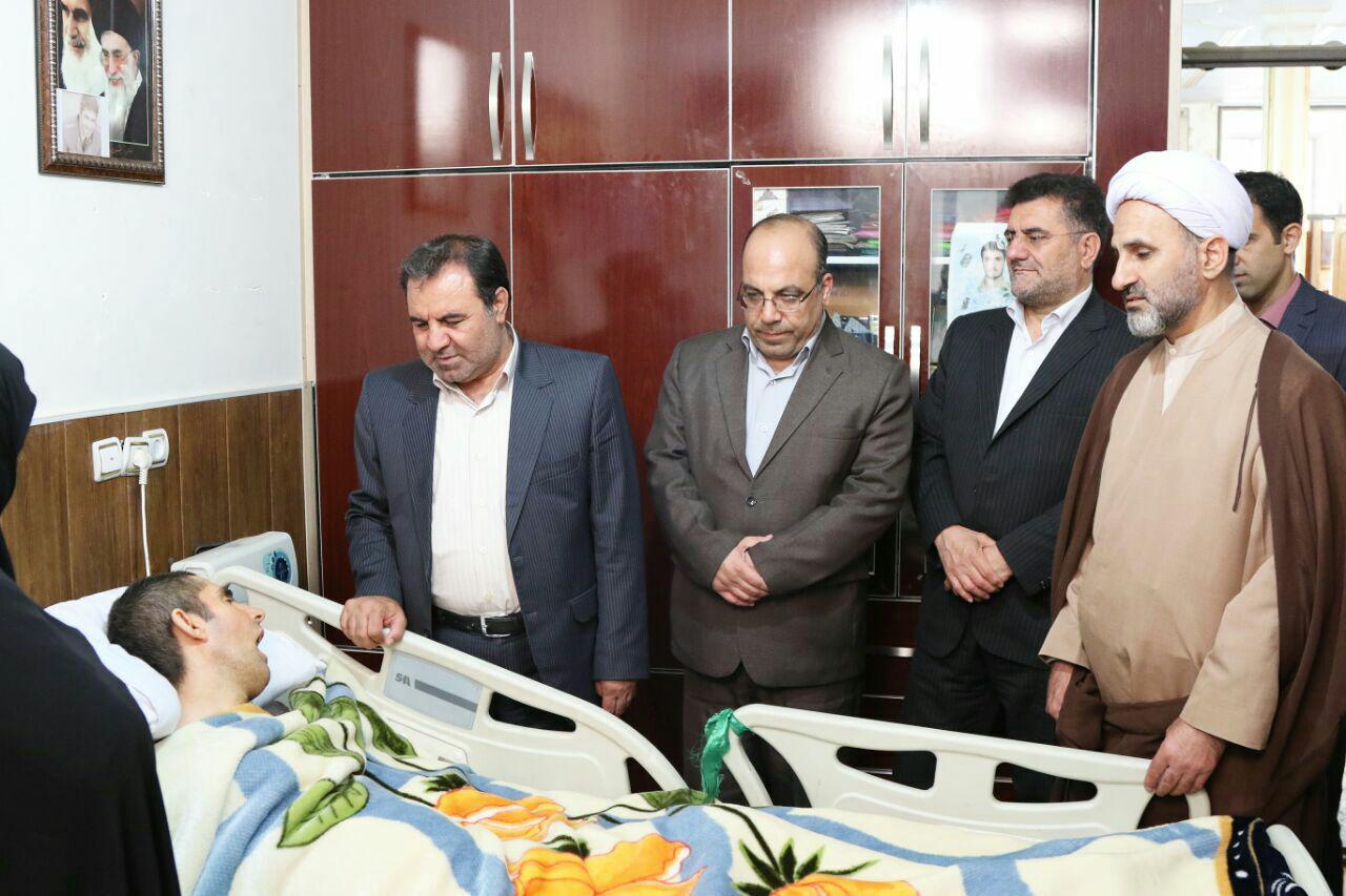 دیدار استاندار لرستان با شهید زنده لرستانی