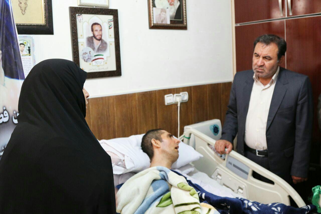 دیدار استاندار لرستان با شهید زنده لرستانی