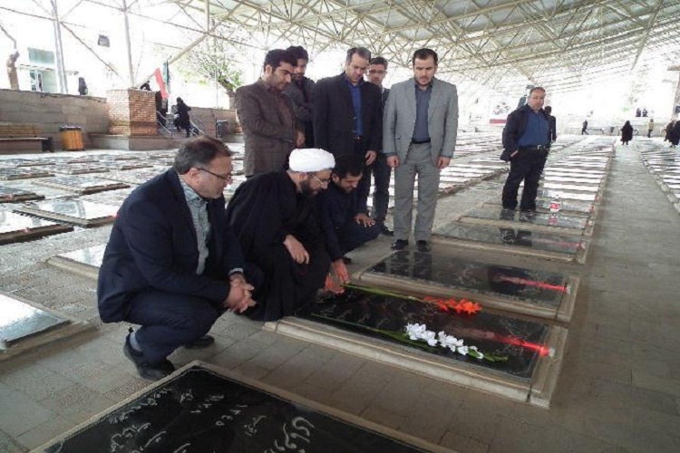 عطر افشانی گلزار شهدای وادی رحمت تبریز به مناسبت هنر انقلاب اسلامی