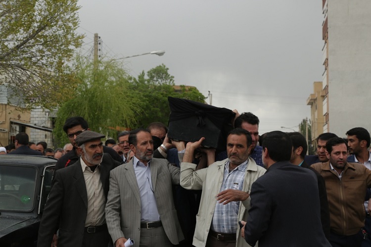 تشییع پیکر کارشناس قرآنی شهرستان اردل/گزارش تصویری