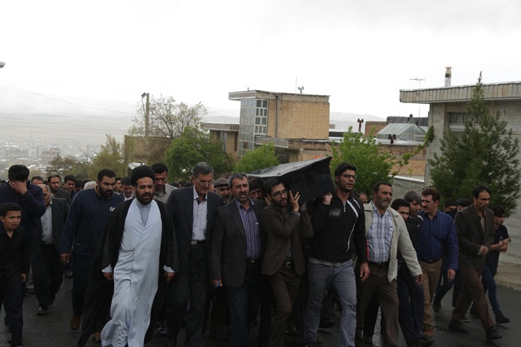 تشییع پیکر کارشناس قرآنی شهرستان اردل/گزارش تصویری