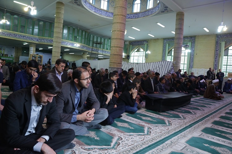 تشییع پیکر کارشناس قرآنی شهرستان اردل/گزارش تصویری