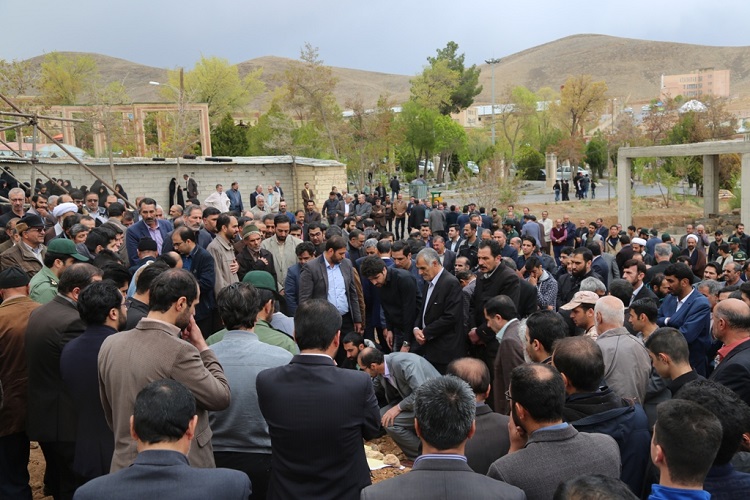 تشییع پیکر کارشناس قرآنی شهرستان اردل/گزارش تصویری