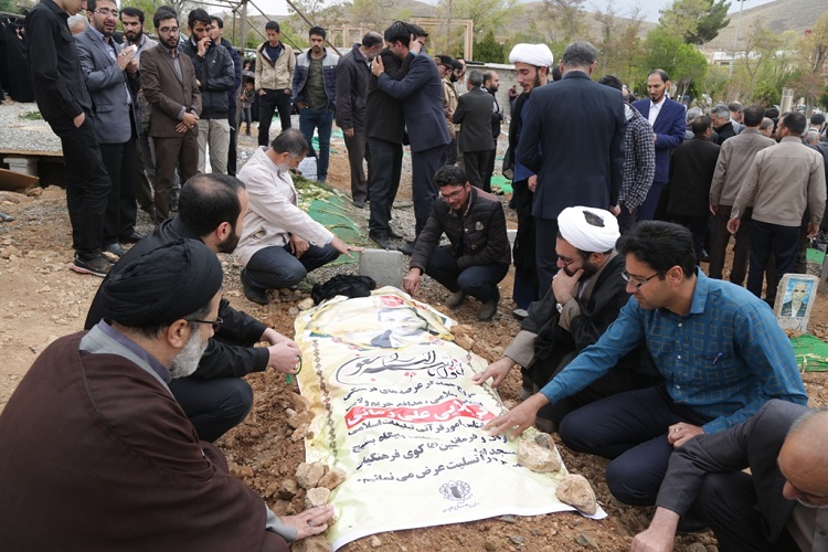 تشییع پیکر کارشناس قرآنی شهرستان اردل/گزارش تصویری