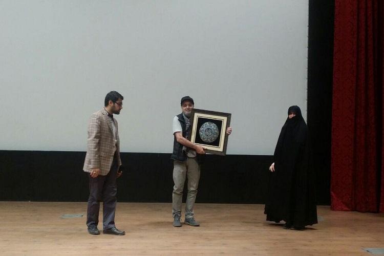 تقدیر خانواده شهدای مدافع حرم، خستگی پایتخت را از دوش من برداشت/ احساس کردم که توانستم اندکی، اندکی ادای دین کنم
