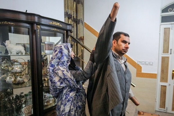 شنبه///انسانی به وسعت یک دریا/ همه ما را فراموش کردند/جانبازی که با ابتکار غواصی می&zwnj;کند