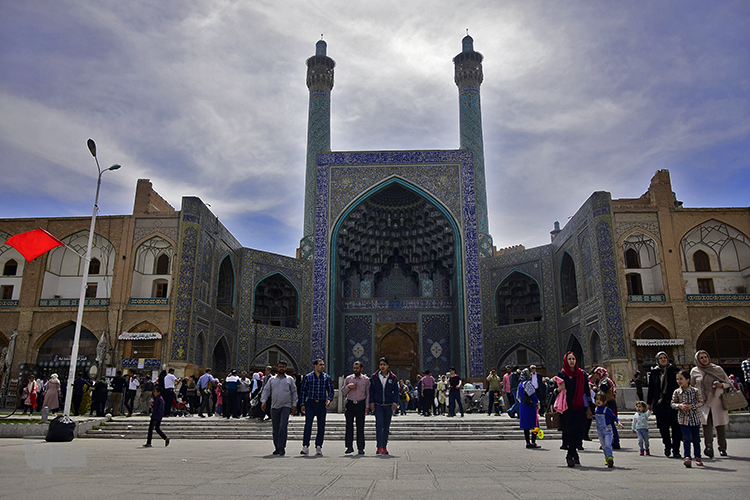 بازدید مسافران نوروزی ار چهل ستون و میدان نقش جهان