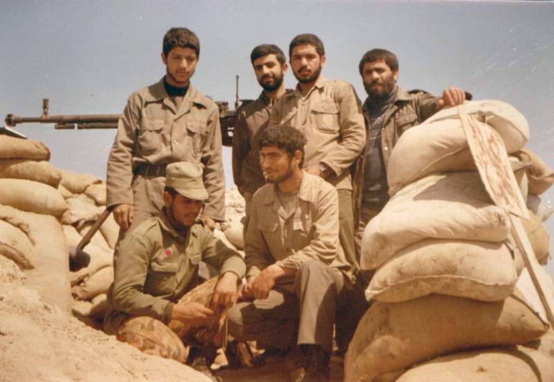 بشکنیم بتهایی که در لباس انسان و حکومت، مردم را به ضلالت میکشند بشکنیم بتهایی که در لباس انسان و حکومت، مردم را به ضلالت میکشند