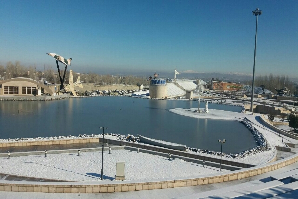 یک روز آفتابی پس از برف در همدان