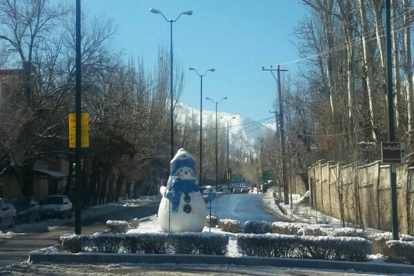 یک روز آفتابی پس از برف در همدان