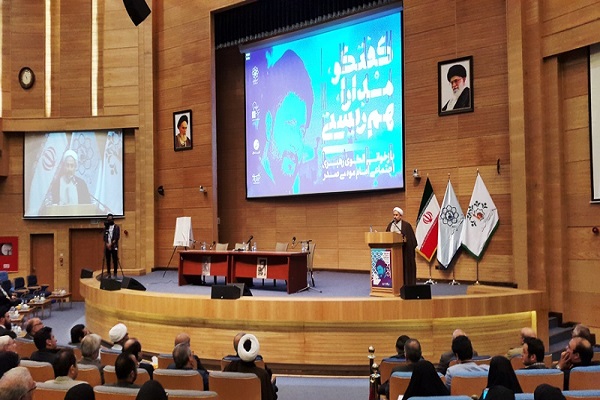 امام موسی صدر فقیهانه وارد اجتماع شد