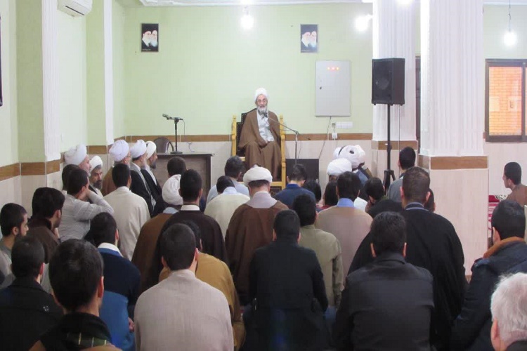 عالمان دینی خود را وقف حوزه های علمیه کنند