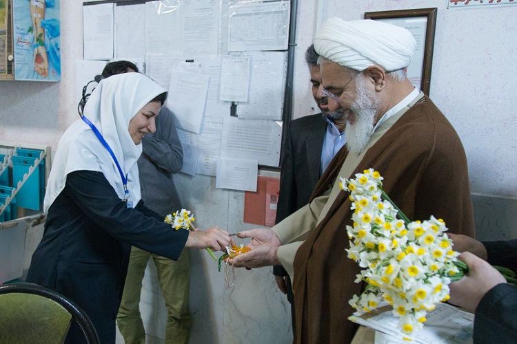 گزارش تصویری/«گل نرگس» هدیه امام جمعه قزوین به پرستاران